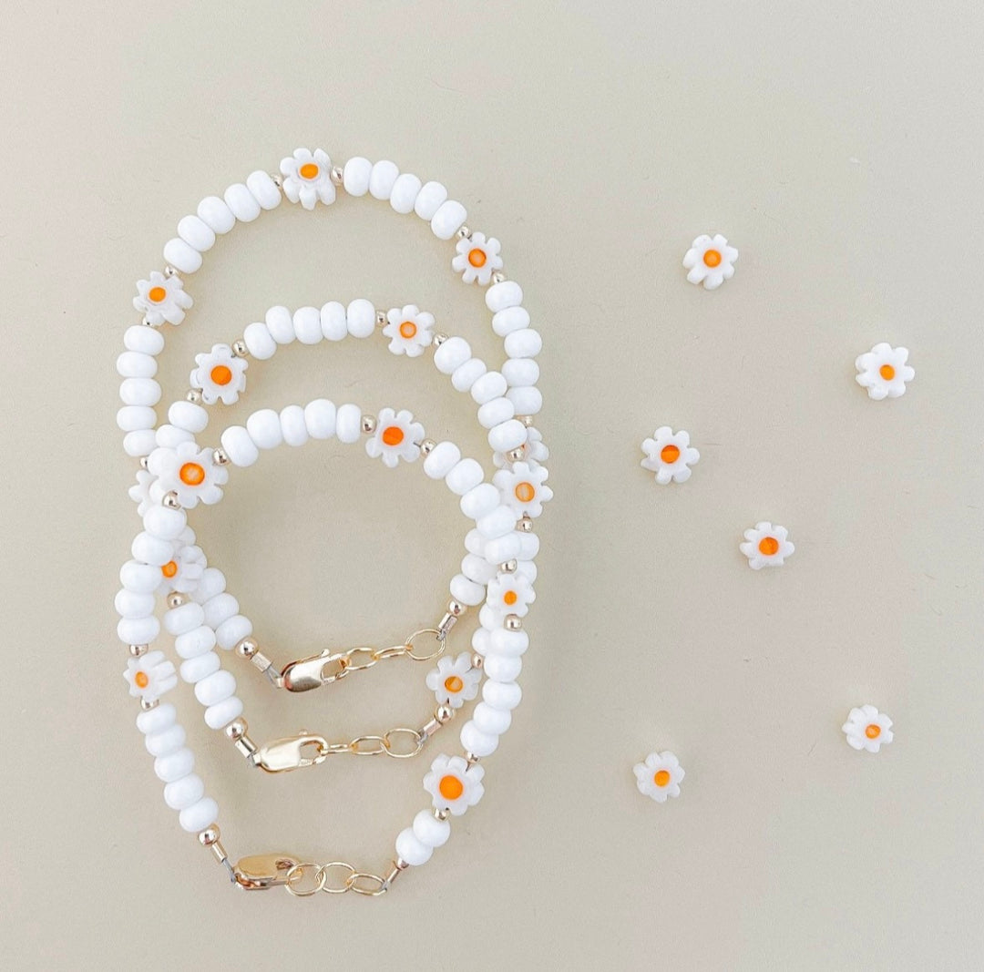 White daisy beaded bracelet