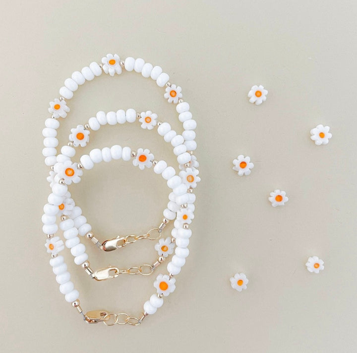 White daisy beaded bracelet