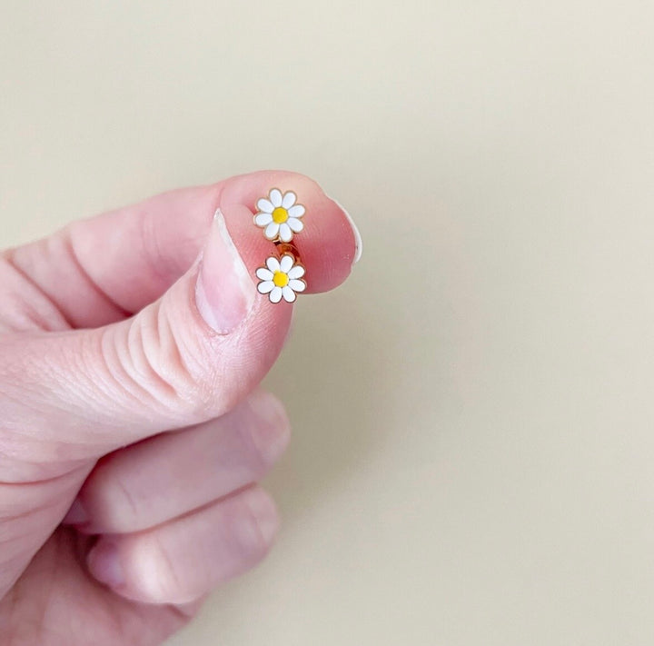 Daisy Flower Screw-Back Earrings – Hypoallergenic, Waterproof &amp; Safe for Sensitive Ears