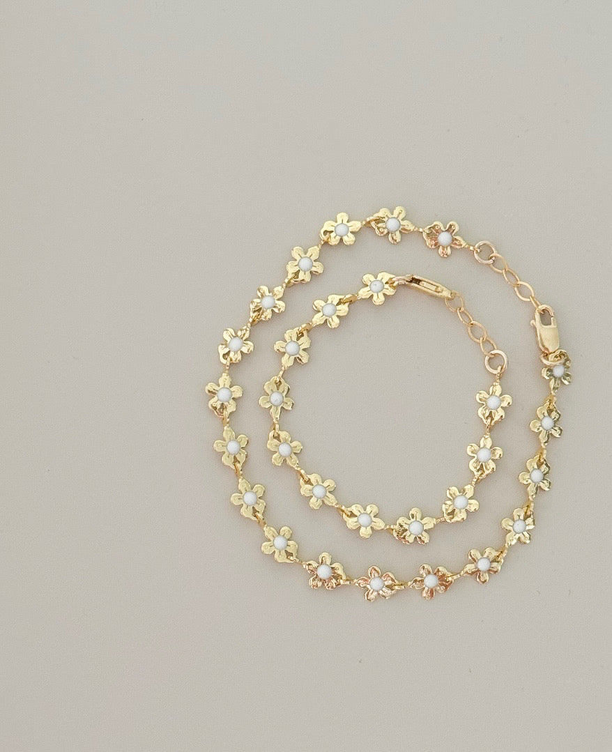 Gold daisy chain bracelet