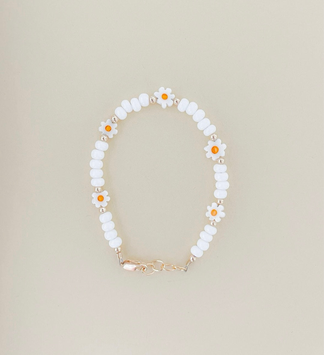 White daisy beaded bracelet