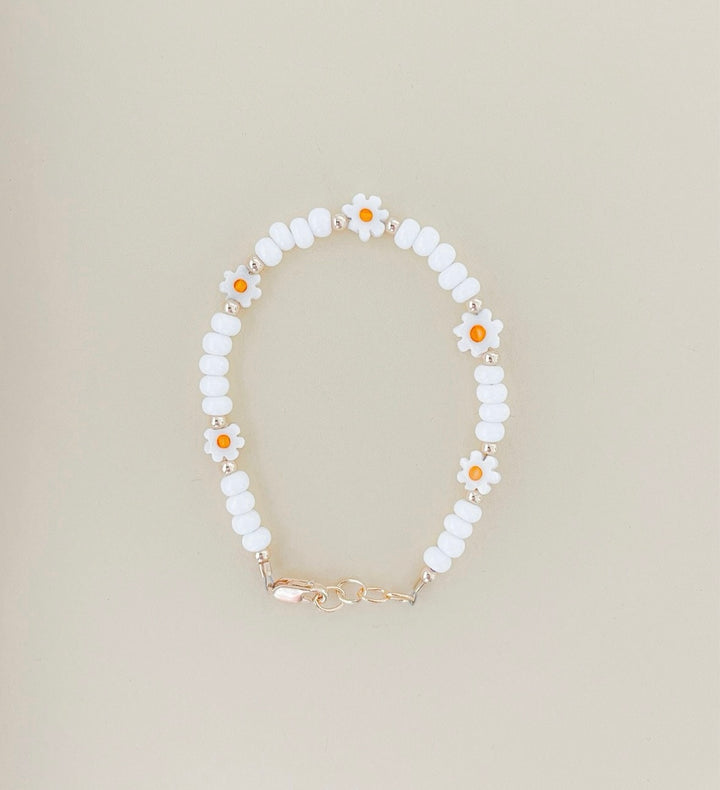 White daisy beaded bracelet