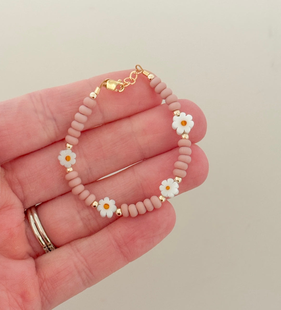 Blush Daisy Bead Bracelet – Dainty Pink & White Flower Bracelet (Hypoallergenic, Gold-Filled Hardware)