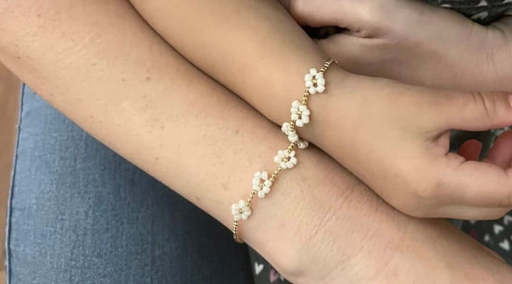 Daisy Bracelet – Personalized Baby Name Bracelet, Gold Flower Jewelry for Girls, Mom &amp; Me Matching Gift, Hypoallergenic